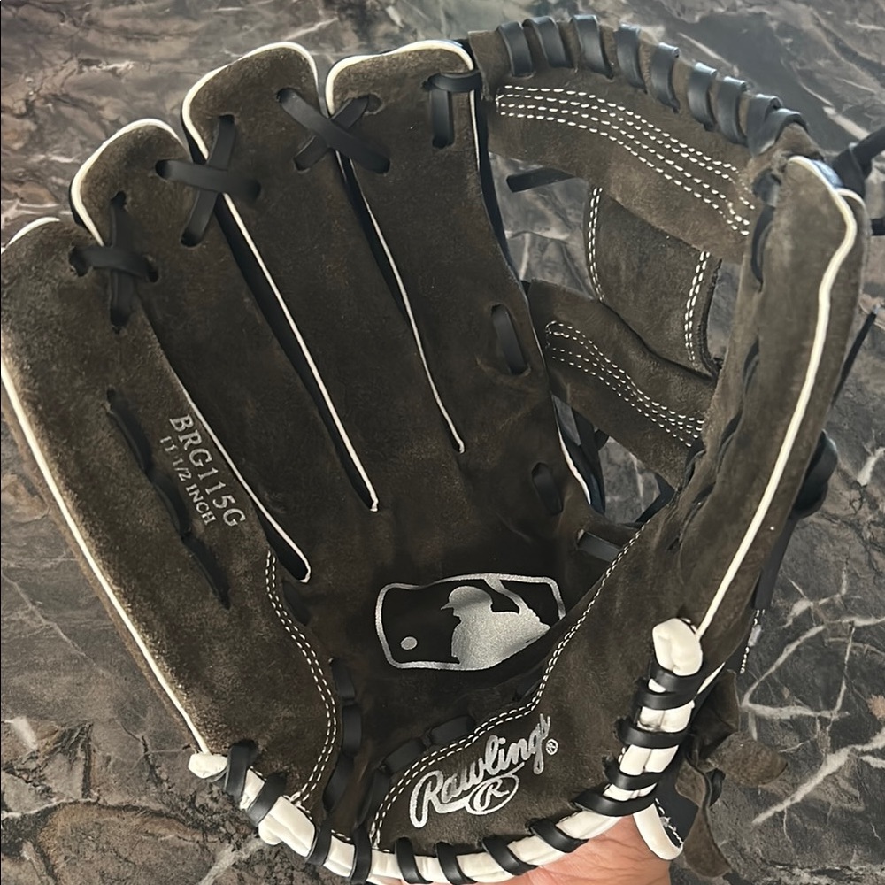 Right hand Rawlings 11.5 inch Baseball Glove